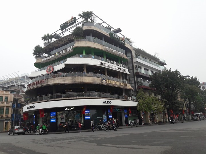Chỗ ngồi ở tầng cao tòa nhà Hàm Cá Mập có giá khoảng 500.000 đồng.