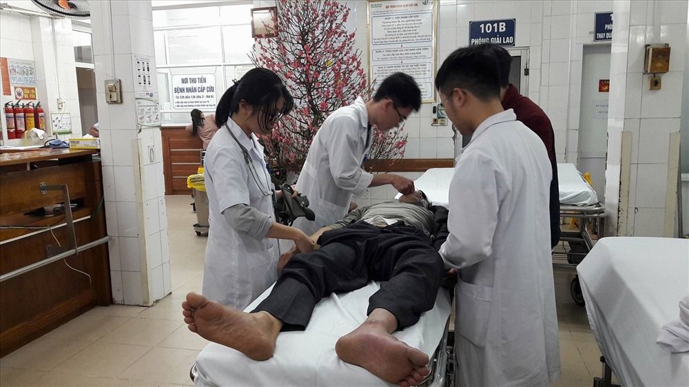 Nhiều sinh viên trường Y được huy động trực cấp cứu đêm 30 (Ảnh: T.Linh)