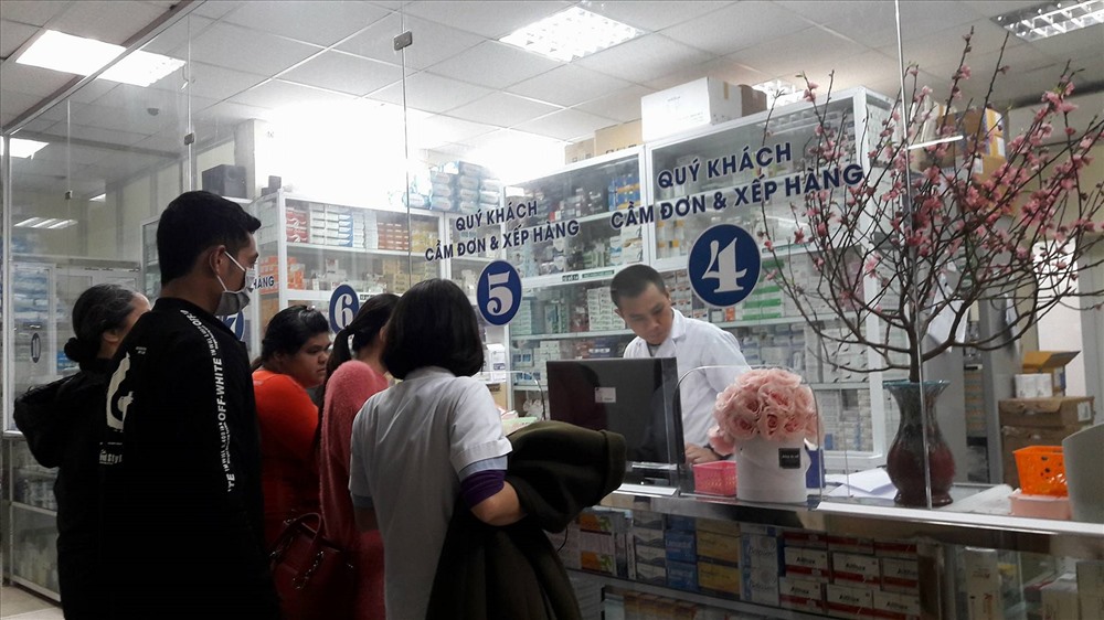 Quầy thuốc BV mở cửa suốt đêm Giao thừa phục vụ bệnh nhân cấp cứu (Ảnh: T.Linh)