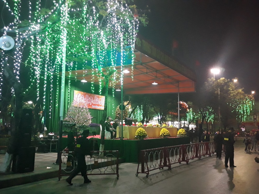 Tết năm nay, Hải Phòng tổ chức bắn pháo hoa tầm cao tại 3 điểm là hồ Tam Bạc, Hồ An Biên và khu ĐT-CN-DV Vsip (Thủy Nguyên). Ngoài ra, tại các quận huyện Hải An, Kiến An, Đồ Sơn, Dương Kinh, An Dương, Vĩnh Bảo, Tiên Lãng, An Lão, Kiến Thụy, Cát Hải, thành phố cho phép được tổ chức bắn pháo hoa tầm thấp trong đêm giao thừa