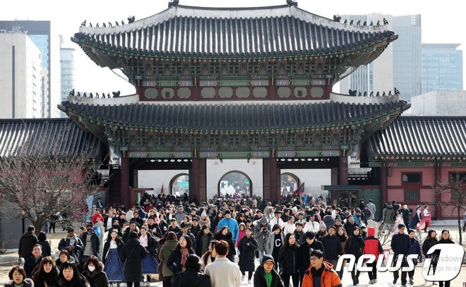 Tại Hàn Quốc, Tết Nguyên Đán cũng được coi là một ngày lễ quan trọng. Ngày hôm nay, cung Gyeongbokgung lớn nhất Hàn Quốc cũng mở cửa cho vô số khách tới tham quan. Ảnh: news1