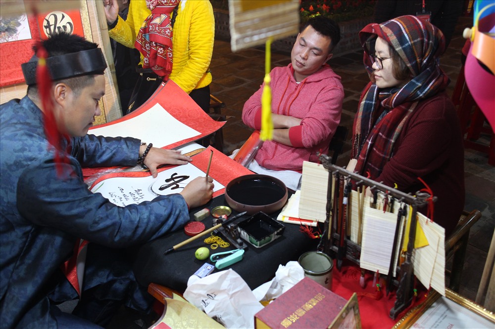 Ngoài những ông Đồ già mang vẻ truyền thống với áo the, khăn xếp...Tại Hồ Văn xuất hiện không ít những ông Đồ với tuổi đời còn trẻ.