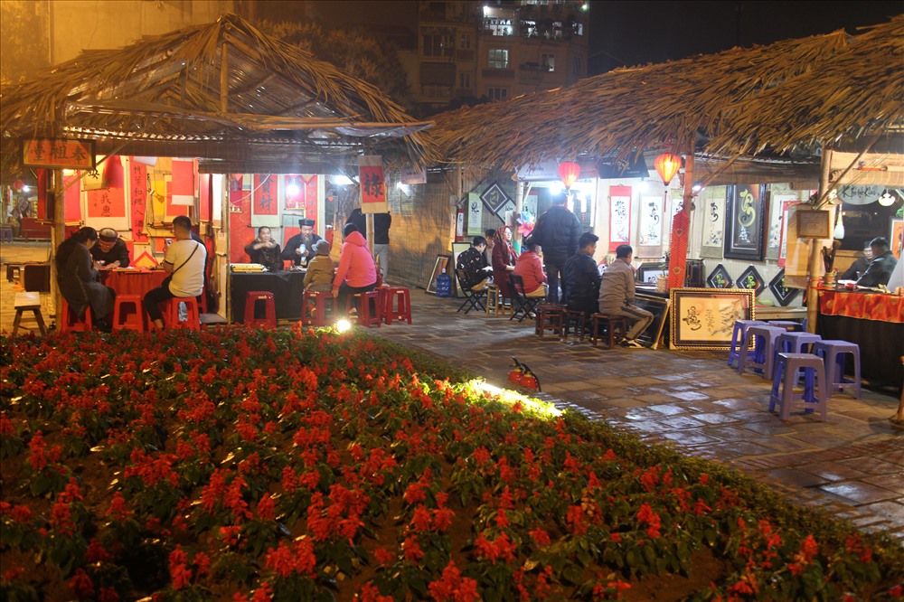 tại Hồ Văn (thuộc quần thể Di tích Văn miếu Quốc tử giám) rất đông người từ già, trẻ và cả du khách nước ngoài nô nức đến xin các ông Đồ cho chữ, với mong muốn một năm mới may mắn, bình an và nhiều thành công