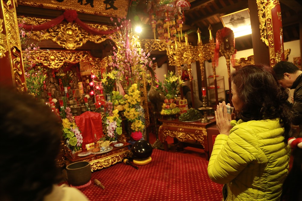 Đi lễ chùa đầu năm là một hoạt động không thể thiếu của mỗi người dân dịp Tết đến, xuân về. Phong tục này đã trở thành một nét đẹp văn hóa tâm linh trong đời sống mỗi người Việt Nam.