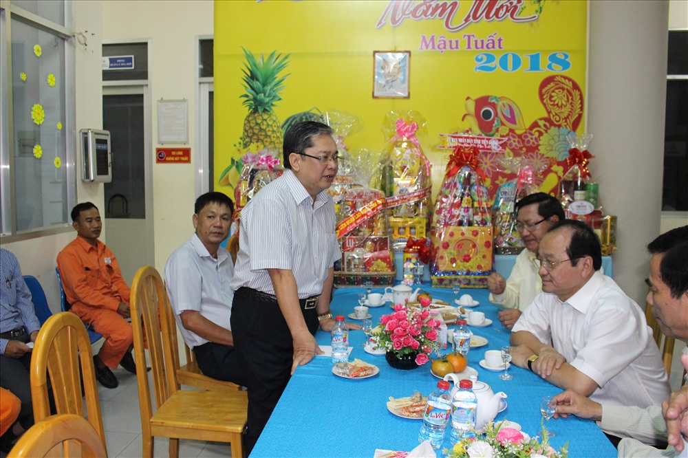 Đại diện ngành điện báo cáo với lãnh đạo tỉnh.