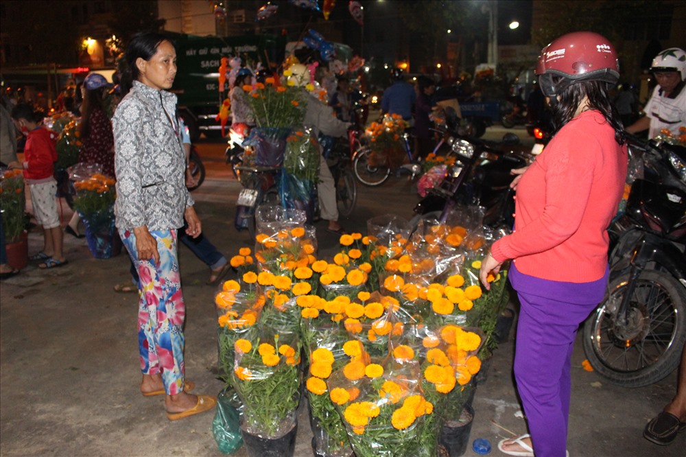 Những chậu hoa cuối cùng được bán như cho.