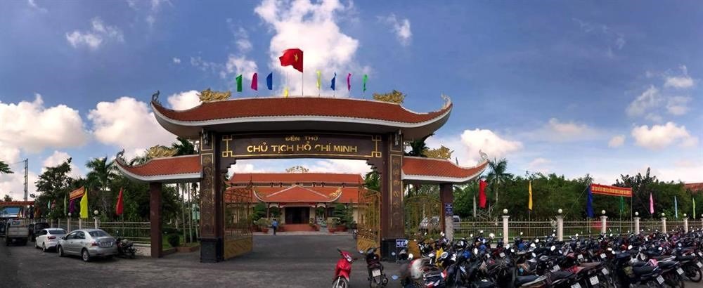 Đền thờ Bác Hồ tại xã Châu Thới, huyện VĨnh Lợi rất đông người dân đến viếng dịp Tết (ảnh Nhật Hồ)