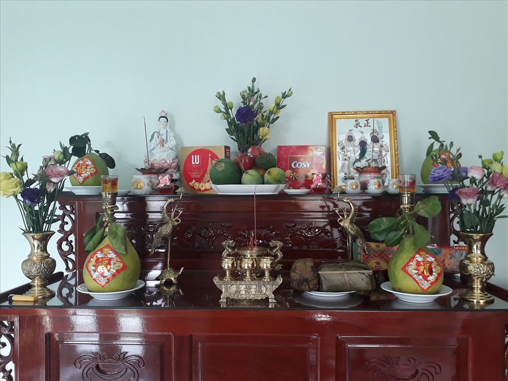 Ngoài bàn thơ gia tiên, trước nhà người dân Bạc Liêu còn lập bàn thờ Bác Hồ (ảnh Nhật Hồ)