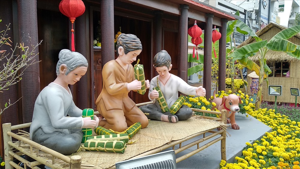 Gói bánh tét trước hiên nhà (đường hoa xuân TP.Cần Thơ).