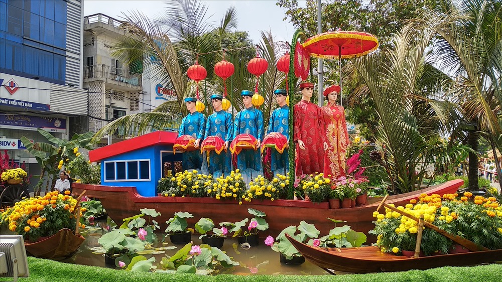 Cảnh đám cưới trên sông ở đường hoa xuân TP.Cần Thơ.