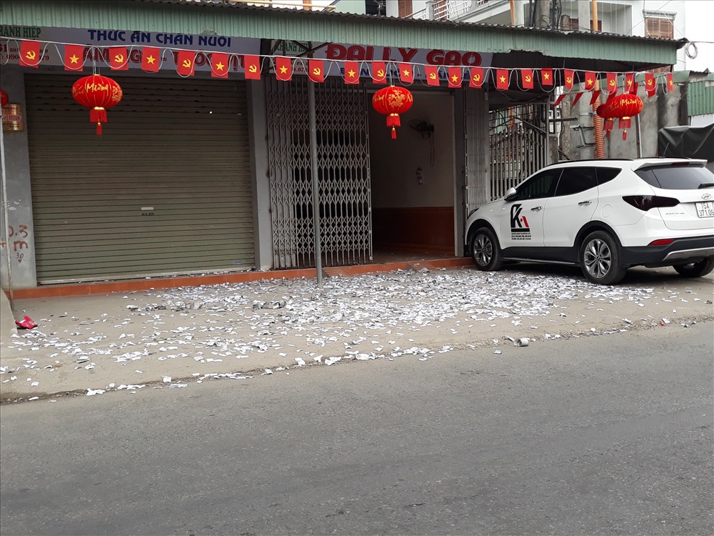 Khu vực Quán Rẽ (An Lão), xác pháo cũng ngập đường