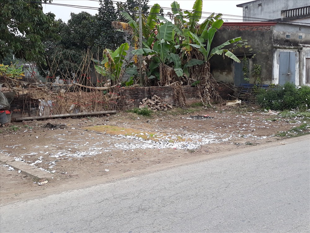 Tại các quận huyện khác như Kiến Thụy, Tiên Lãng, Thủy Nguyên, An Dương, đêm giao thừa vẫn còn tiếng pháo, đến sáng 1.1.2018 (âm Lịch), xác pháo vẫn đầy đường