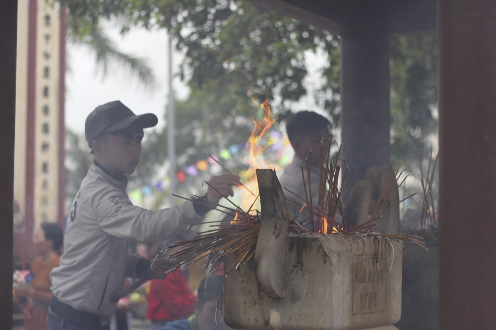 Khói hương nghi ngút. Ảnh: Trần Vương
