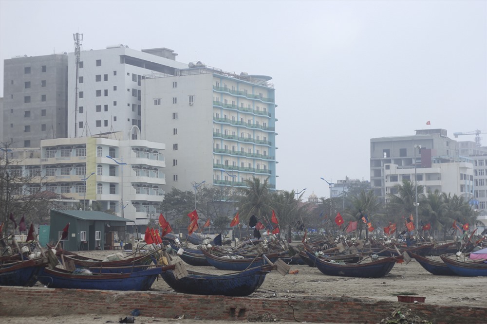 Ngày đầu năm, những chiếc thuyền, chài đánh cá được neo lại trên bãi cát, ngư dân nghỉ ngơi, đón Tết. Ảnh: Trần Vương