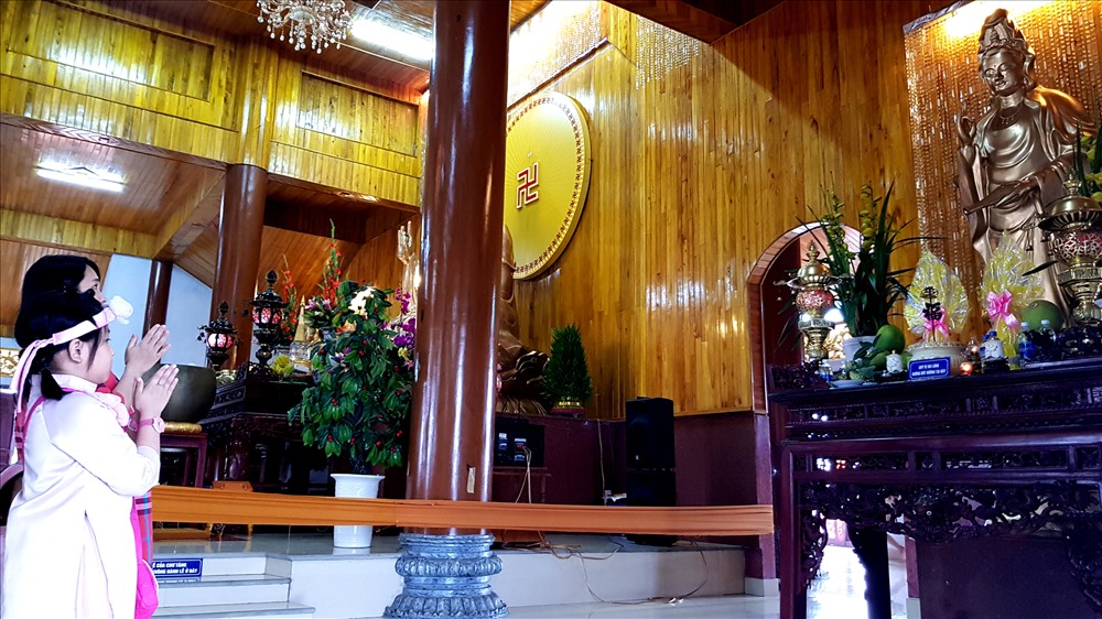 Người dân đến chùa với tấm lòng thành kính để cầu phúc, cầu an. Ảnh: Lê Phi Long