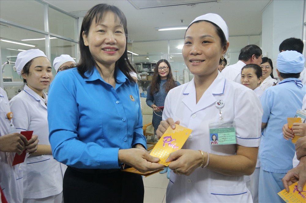 Phong bao lì xì tặng cho đoàn viên lao động cuối năm của tổ chức công đoàn nhằm động viên tinh thần làm việc y bác sĩ. Ảnh: P.L