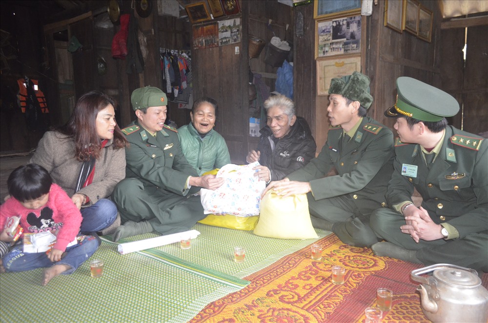 Tặng chăn ấm cho các gia đình có hoàn cảnh khó khăn trên địa bàn.