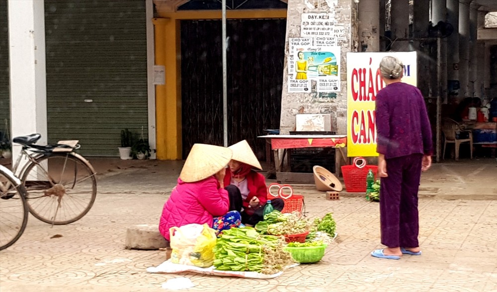 Những mặt hàng rau quả cũng được bày bán từ sáng mùng 1, mùng 2 Tết. Ảnh: Lê Phi Long