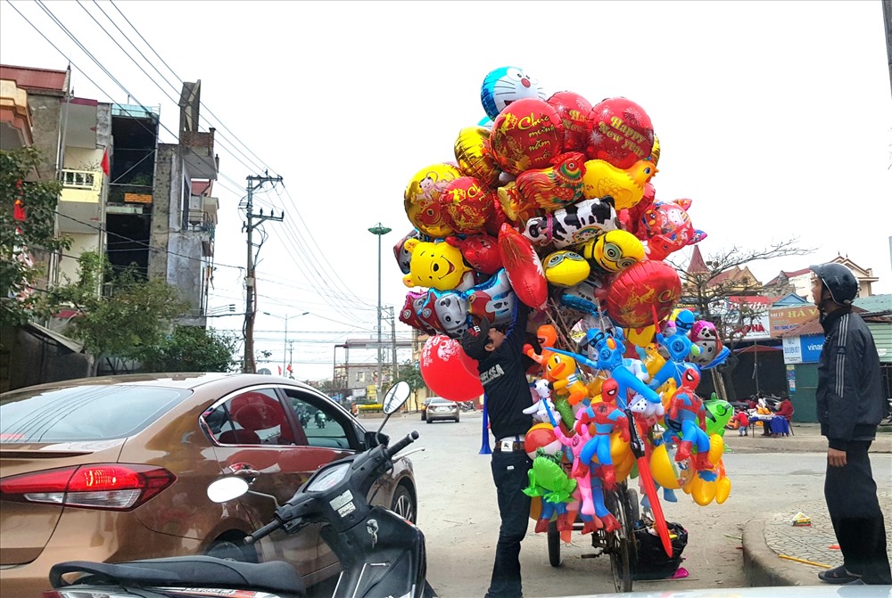 Với những người nghèo xa quê, Tết là cơ hội để họ kiếm được nhiều tiền hơn để mưu sinh, nuôi sống gia đình. Ảnh: Lê Phi Long