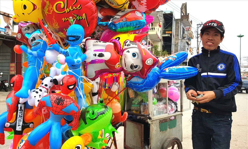 Nụ cười mãn nguyện vì “Tết nên em bán được nhiều hàng hơn, có tiền để nuôi sống gia đình“. Ảnh: Lê Phi Long
