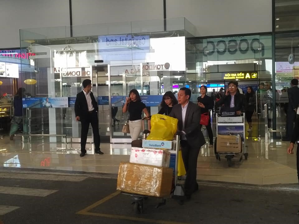 Chuẩn bị nhiều món quà cho gia đình, người thân.