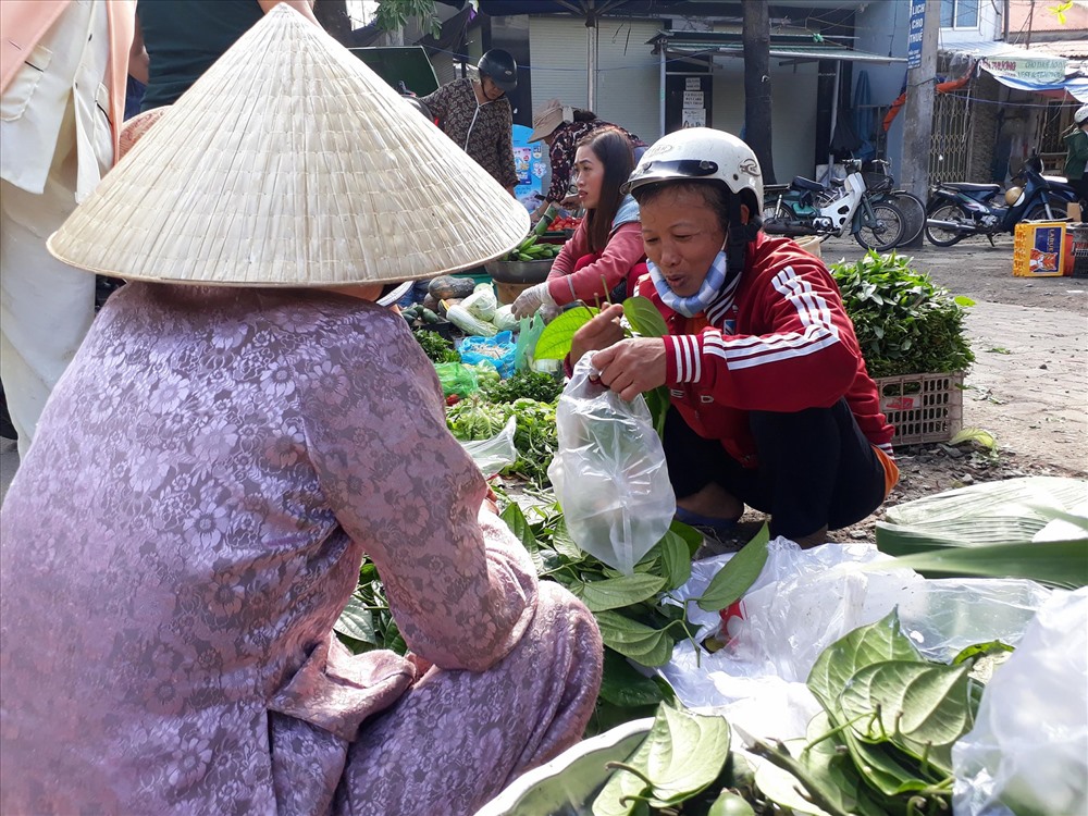 Mặc dù chưa mở bán trở lại nhưng các khu chợ đã đông đúc bởi người dân đi chợ đầu năm. Đa phần đều chọn mua một nhánh trầu, gói muối với mong muốn mang lộc về nhà.
