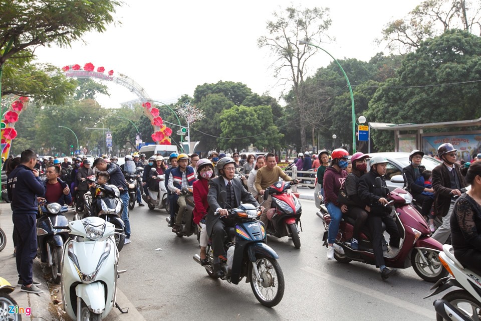 Đường Thanh Niên, đoạn trước cửa đền, nhiều lúc ùn tắc do lưu lượng xe cộ quá đông. Nhiều người du xuân thường qua các đền, chùa lễ bái nhân dịp đầu năm mới.