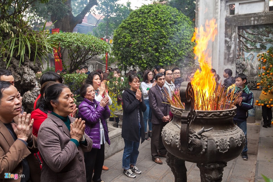 Nhang thắp quá nhiều trong lư đồng khiến các que hương bốc cháy thành ngọn lửa lớn.