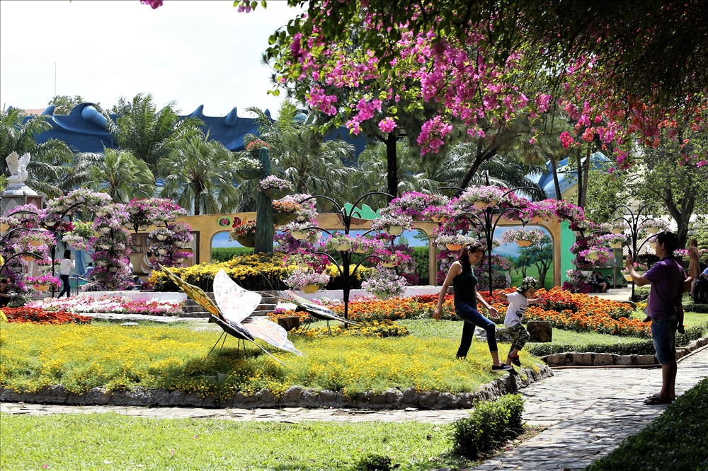 Trong ảnh là một gia đình đang vui vẻ chụp hình lưu niệm tại Cv Đầm Sen trong ngày mồng 3 Tết. Ảnh: Trường Sơn