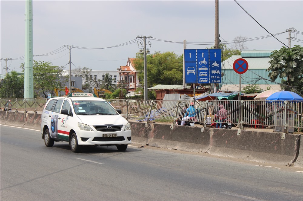 Xe taxi cũng trương cờ Tổ quốc trong những ngày tết.
