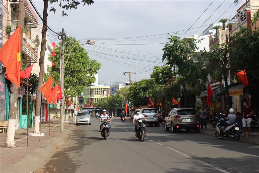 Người dân TP.Tân An tự giác treo cờ Tổ quốc tươm tất trước nhà.