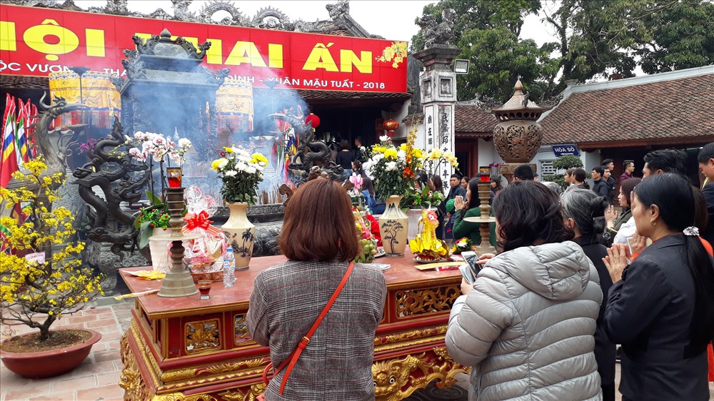 Nhiều người thành tâm khấn vái để cầu cho gia đình, người thân một năm may mắn và bình an