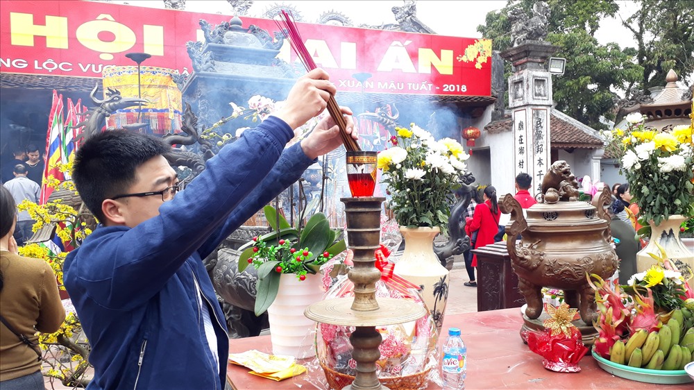 Càng về chiều, lượng du khách và phật tử đổ về đền Trần càng đông