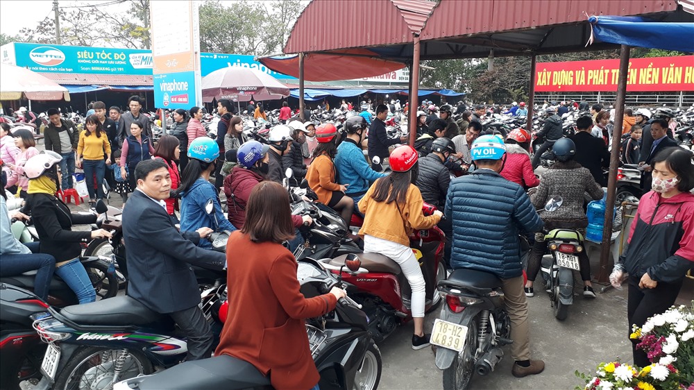 Dòng người đổ đến càng đông khiến cho tuyến đường trước cổng đền chật kín người và xe.