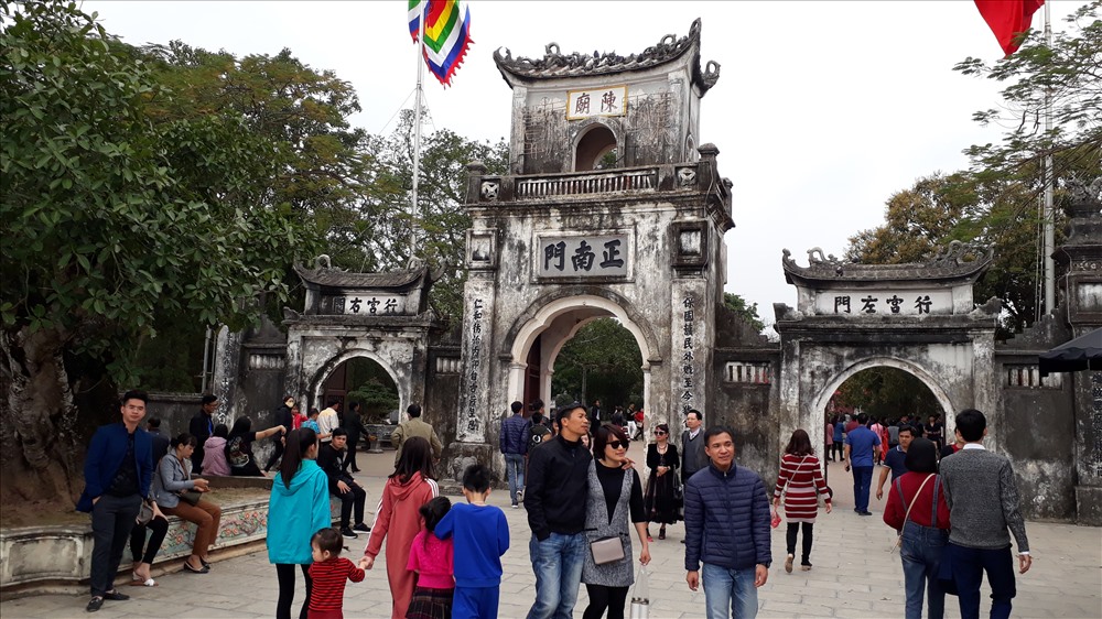 Ngay từ sáng sớm, dòng người đổ về đền Trần đi lễ cầu may mỗi lúc một đông