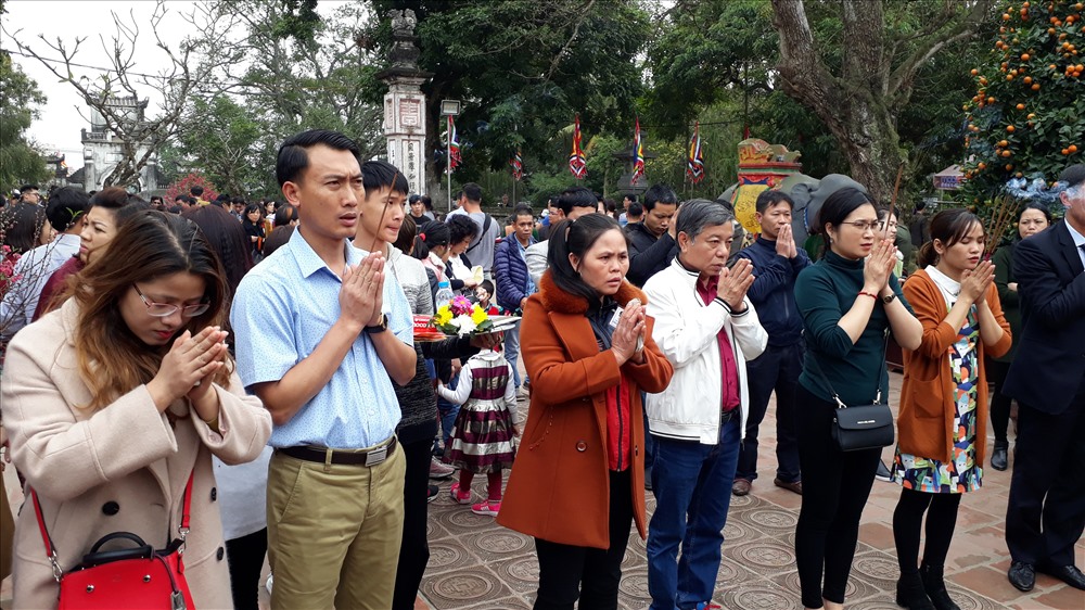 đền Trần thu hút hàng chục nghìn khách thập phương, không chỉ có người làm việc trong bộ máy chính quyền mà tất cả người dân, với mong muốn cầu tài lộc, may mắn.