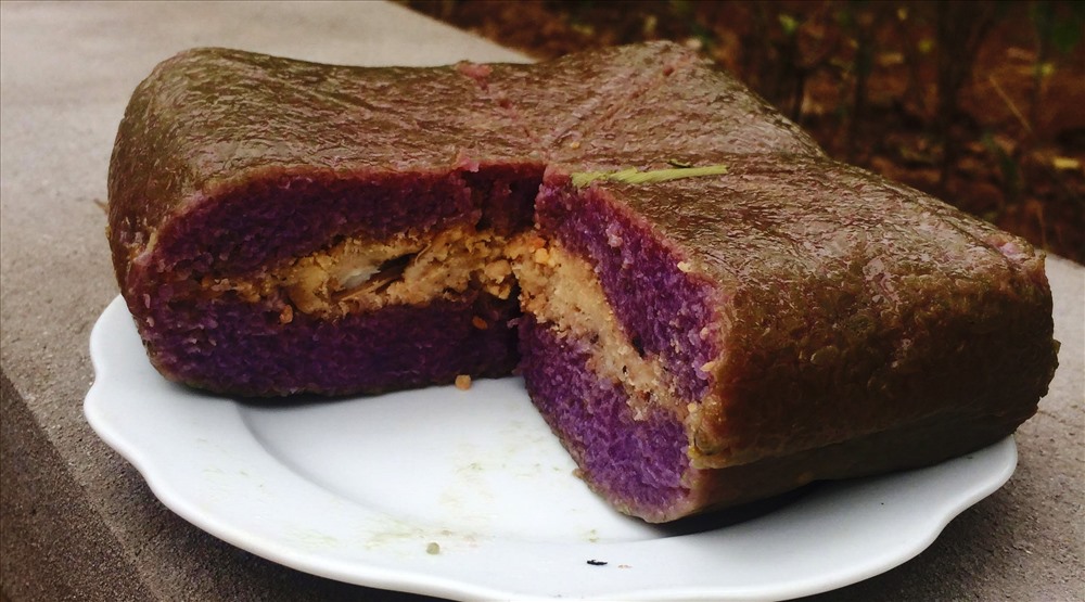 Nhân đỗ, thịt quện trong vị ngon nếp cẩm. Ảnh. Hoàng Huế