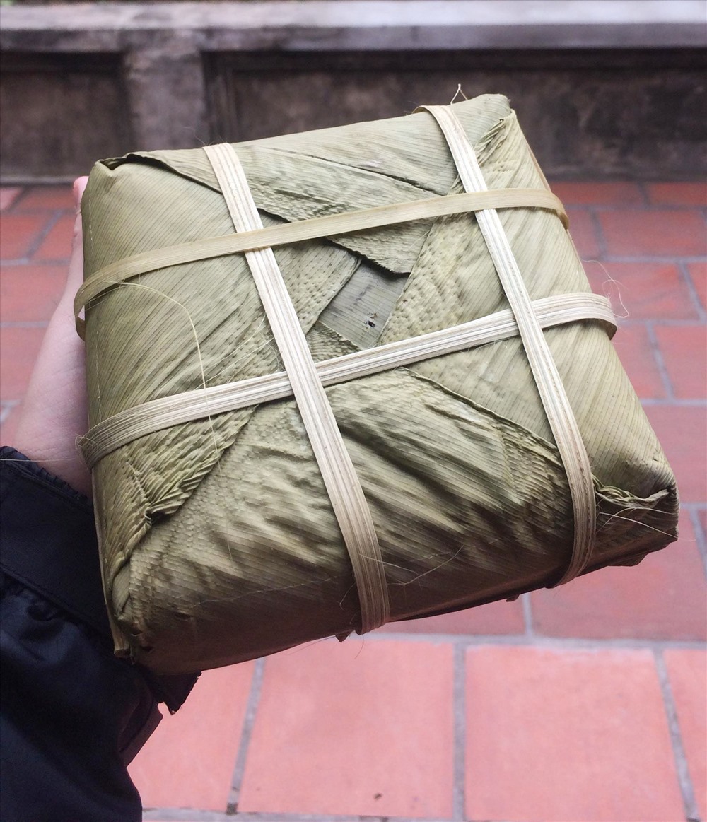 Ngày nay, nhiều gia đình người Thái gói bánh chưng nếp cẩm hình vuông. Ảnh. Hoàng Huế