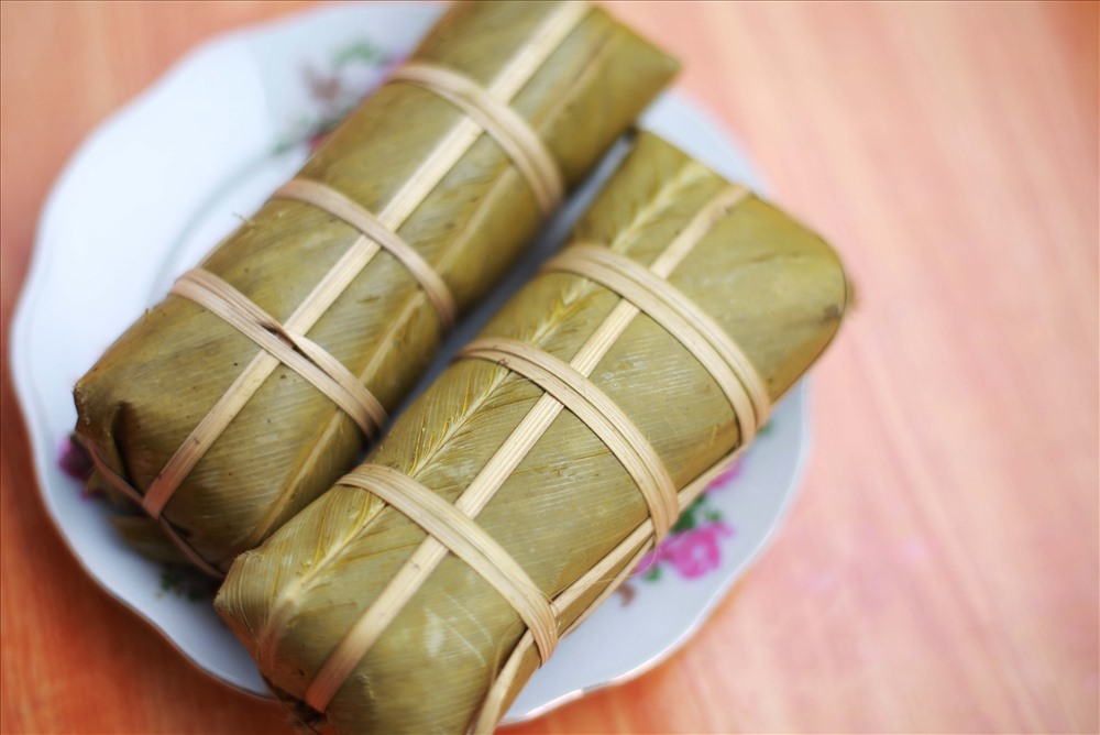 Chiếc bánh được gói hình trụ tròn theo dáng truyền thống. Ảnh. Hoàng Huế