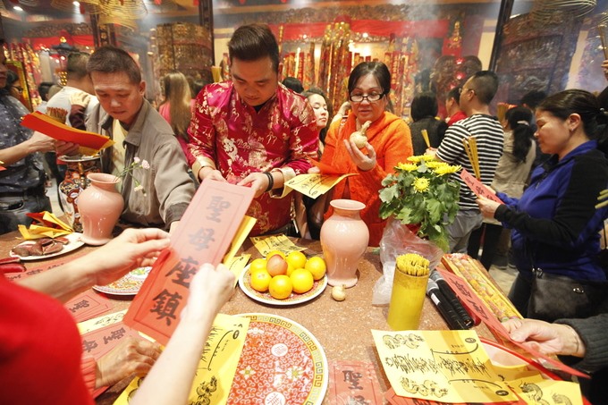 Nơi đây còn có khu vực xin quẻ, thu hút nhiều người, từ già đến trẻ.