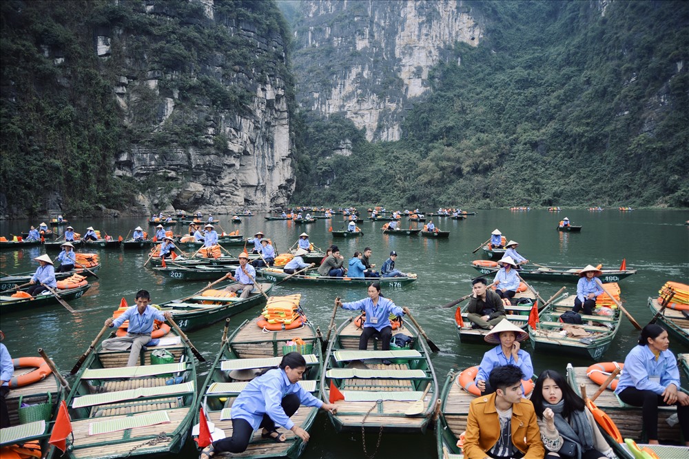 Ngay từ ngày mồng 1 Tết đã có nhiều du khách đến tham quan thắng cảnh ở Tràng An, phải đến ngày mồng 3 Tết, lượng du khách mới bắt đầu tăng lên rõ rệt nhưng chỉ diễn ra vào thời điểm trưa chiều trong ngày.
