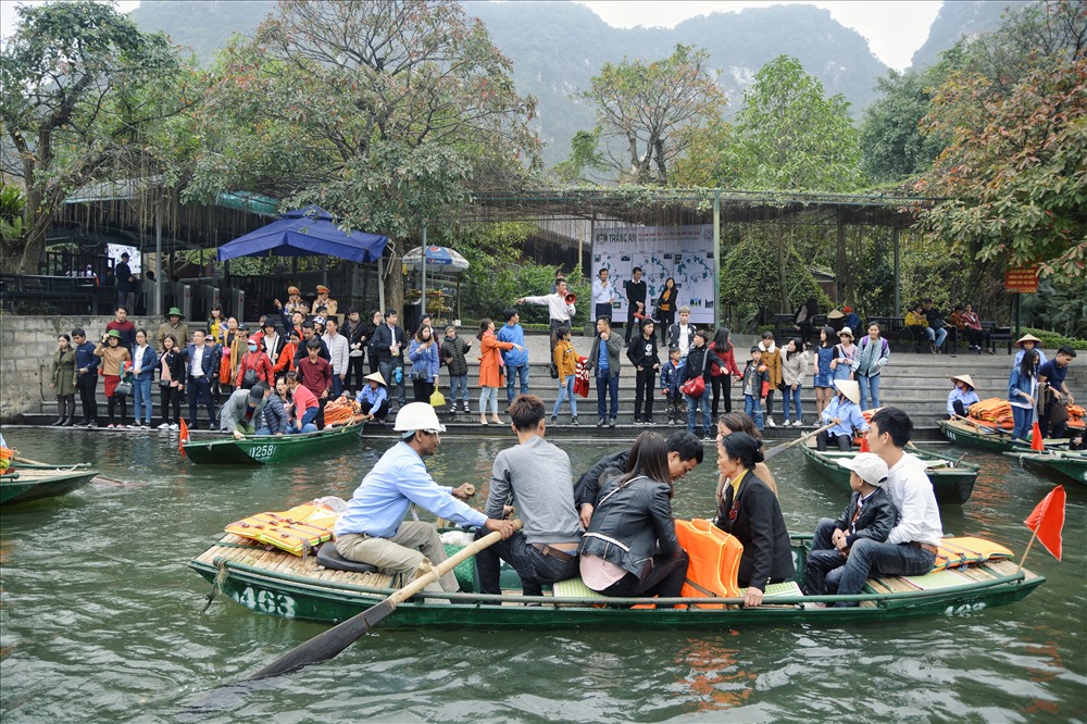 Có tổng cộng 2000 thuyền được hoạt động trong ngày để phục vụ du khách tham quan, thắng cảnh song nước, núi non hùng vĩ của Tràng An. Hành trình tham quan các địa điểm của một chuyến kéo dài đến 3 tiếng đồng hồ.