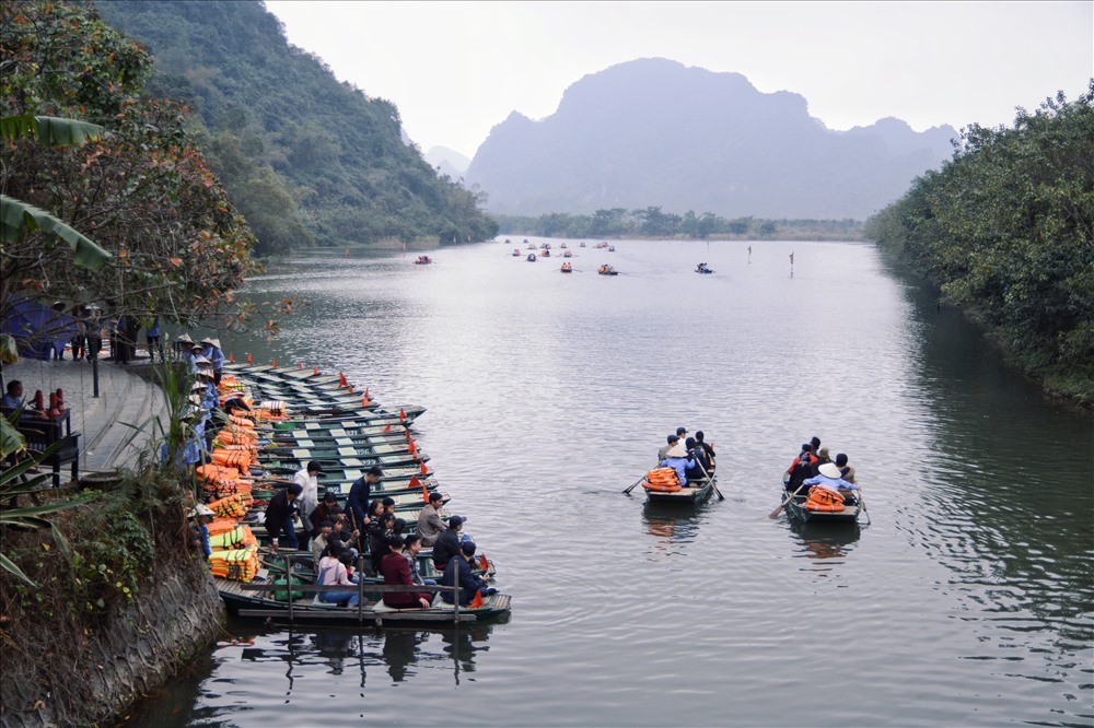 Thời điểm đông du khách đến tham quan tại đây nhất diễn ra từ khi khai mạc lễ hội chùa Bái Đính vào mồng 6 Tết và đặc biệt đông từ sau Rằm tháng Giêng âm lịch cho đến khi lễ hội Tràng An diễn ra vào tháng 3 âm lịch. Với sự kết hợp các loại hình du lịch như: Du lịch sinh thái, Tâm linh và Di tích lịch sử tại Tràng An, Ninh Bình sẽ hứa hẹn đây là một điểm đến lý tưởng để du xuân đầu năm.