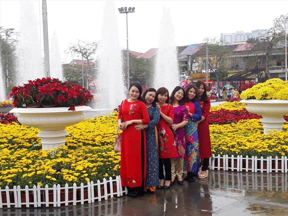 Người dân trong các tà áo dài truyền thống, áo dài cách tân đầy sắc xuân cùng nhau ghi lại những khoảnh khắc đáng nhớ cùng sắc hoa xuân