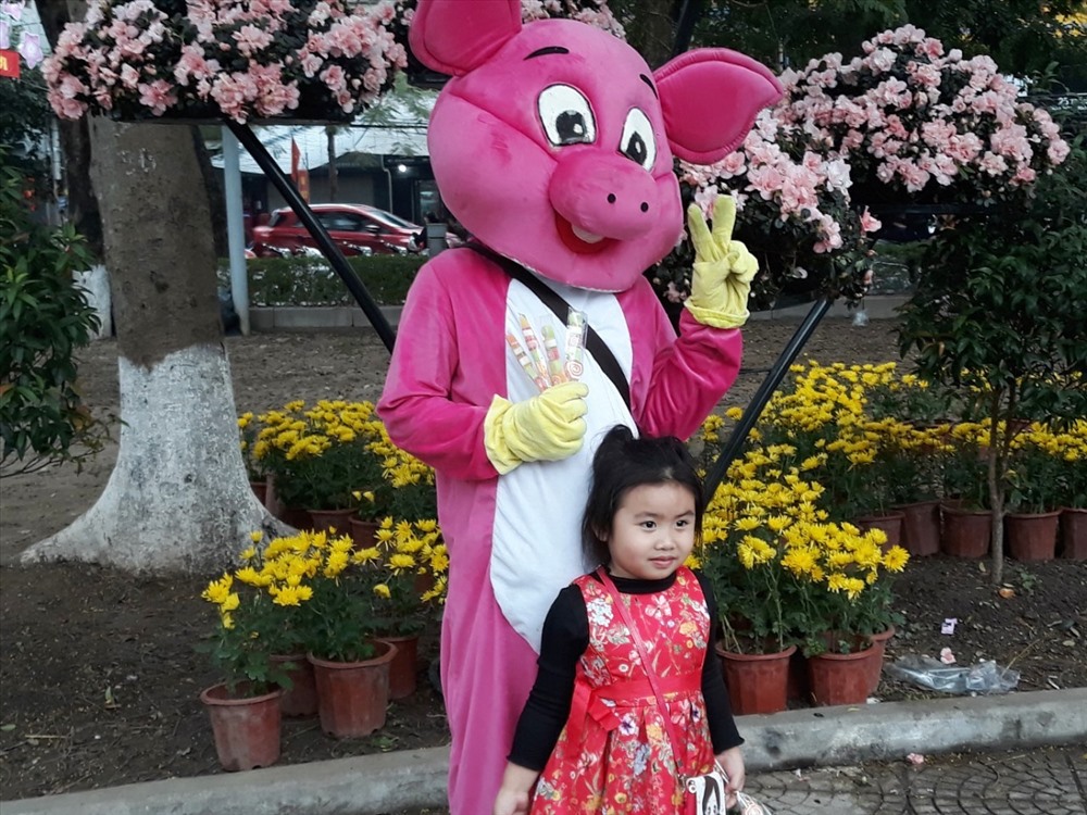 Những em nhỏ tạo dáng bên các chú gấu, chú lợn đáng yêu...