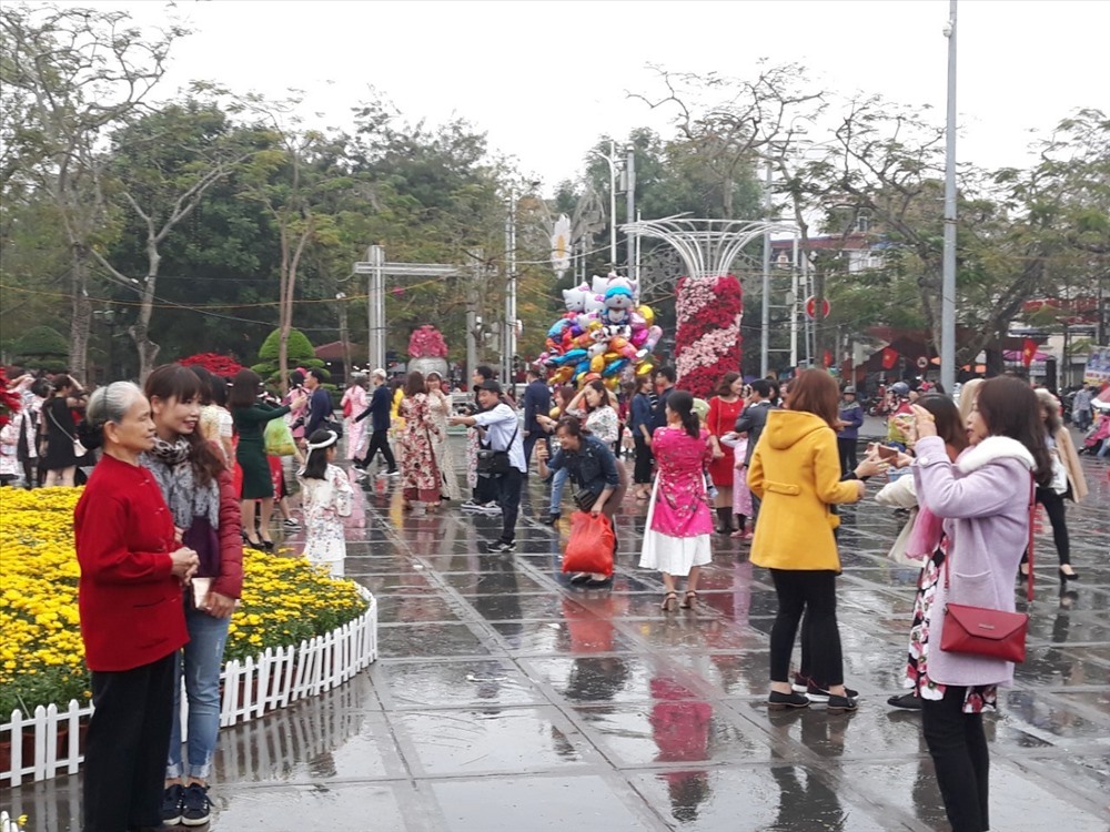 Các bà, các cụ cũng ghi lại những khoảnh khắc đẹp cùng con cháu