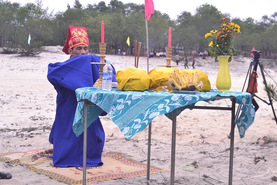 Trước khi hội cù khai diễn ra, người già có uy tín ở làng An Mỹ sẽ thực hiện lễ cúng. Ảnh: TH.