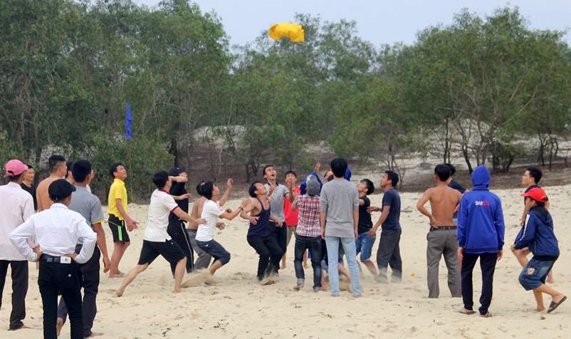 Sau lễ cúng, quả cù sẽ được tung lên trời, bắt đầu hội cướp cù. Ảnh: TH.