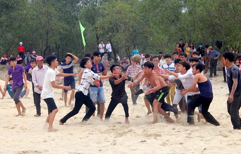 Thanh niên chia làm 2 đội, cướp quả cù để ném vào sọt. Ảnh: TH.
