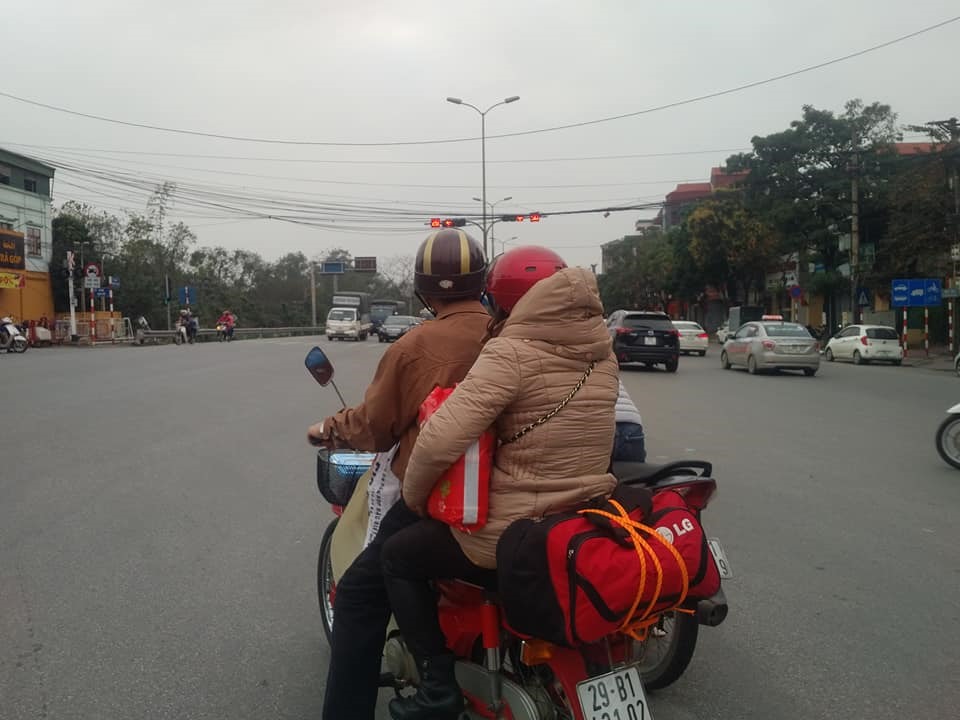 Ai ai cũng lỉnh kỉnh đồ đạc.